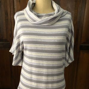 Cowl neck shortsleeved sweatshirt